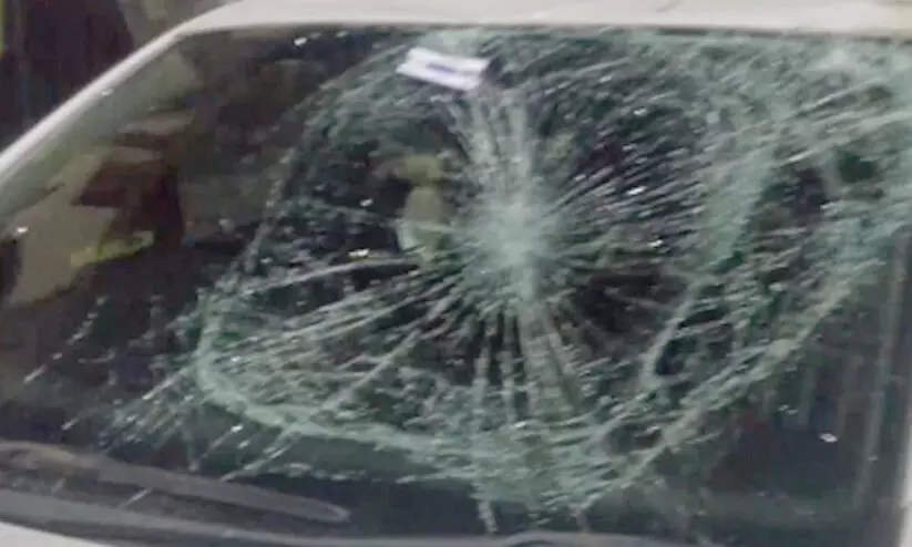 മൂന്നാറിൽ പടയപ്പ വിനോദസഞ്ചാരികളുടെ കാർ തകർത്തു മൂന്നാറിൽ പടയപ്പ വിനോദസഞ്ചാരികളുടെ കാർ തകർത്തു