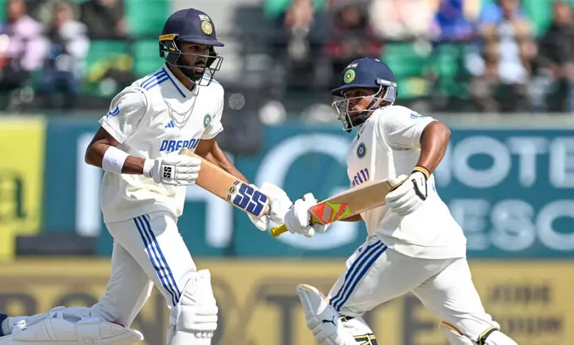 അരങ്ങേറ്റത്തിൽ അർധസെഞ്ച്വറിയുമായി ദേവ്ദത്ത്, അതിവേഗം റൺസടിച്ച് സർഫറാസ്; ഇന്ത്യ മികച്ച ലീഡിലേക്ക്