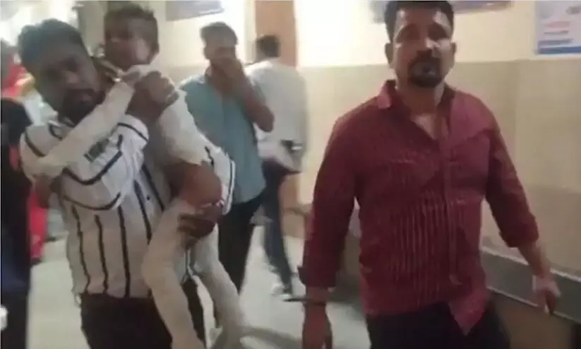 ശിവരാത്രി ഘോഷയാത്രക്കിടെ വൈദ്യുതി ലൈനിൽനിന്ന് ഷോക്കേറ്റ് 14 കുട്ടികൾക്ക് പൊള്ളലേറ്റു; രണ്ടുപേരുടെ നില ഗുരുതരം ശിവരാത്രി ഘോഷയാത്രക്കിടെ വൈദ്യുതി ലൈനിൽനിന്ന് ഷോക്കേറ്റ് 14 കുട്ടികൾക്ക് പൊള്ളലേറ്റു; രണ്ടുപേരുടെ നില ഗുരുതരം