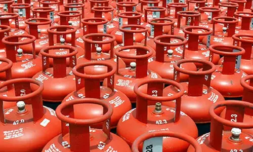 വാണിജ്യ പാചകവാതക വില കൂട്ടി വാണിജ്യ പാചകവാതക വില കൂട്ടി