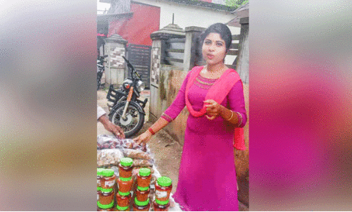 ഉ​ള്ളു​പൊ​ള്ളു​ന്ന ജീ​വി​ത​വു​മാ​യി ചി​പ്പി​യു​ടെ വ​ഴി​യോ​ര​ക്ക​ച്ച​വ​ടം