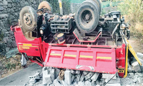 നിര്‍ത്തിയിട്ട ടിപ്പര്‍ ലോറി താഴ്ചയിലേക്ക് മറിഞ്ഞു; വ​ന്‍ ദു​ര​ന്തം വ​ഴി​മാ​റി