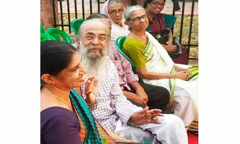 മധു മാസ്റ്ററുടെ ഭാര്യ ഉഷ, മധു മാസ്റ്റർ, നിലമ്പൂർ ബാലന്റെ ഭാര്യ വിജയലക്ഷ്മി, നിലമ്പൂർ ആയിഷ, നടി വിലാസിനി എന്നിവർ കോഴിക്കോട് ഒരു പൊതു ചടങ്ങിനിടെ മധു മാസ്റ്ററുടെ ഭാര്യ ഉഷ, മധു മാസ്റ്റർ, നിലമ്പൂർ ബാലന്റെ ഭാര്യ വിജയലക്ഷ്മി, നിലമ്പൂർ ആയിഷ, നടി വിലാസിനി എന്നിവർ കോഴിക്കോട് ഒരു പൊതു ചടങ്ങിനിടെ