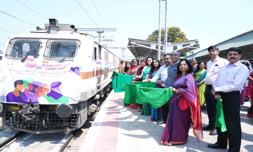 വ​നി​ത​ദി​ന​ത്തി​ൽ വ​നി​ത ജീ​വ​ന​ക്കാ​രു​മാ​യി രാ​ജ്യ​റാ​ണി എ​ക്സ്പ്ര​സ്