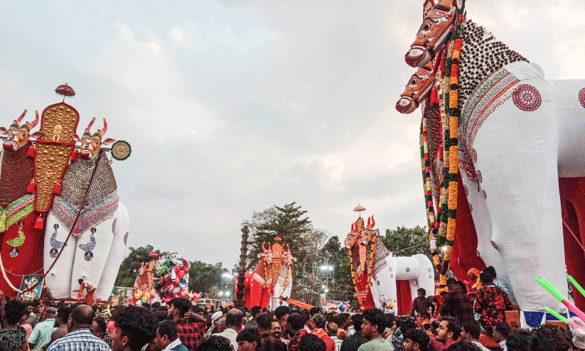 പടനിലം പരബ്രഹ്മ ക്ഷേത്രം; ശിവരാത്രി കെട്ടുകാഴ്ച ഭക്തിസാന്ദ്രമായി പടനിലം പരബ്രഹ്മ ക്ഷേത്രം; ശിവരാത്രി കെട്ടുകാഴ്ച ഭക്തിസാന്ദ്രമായി