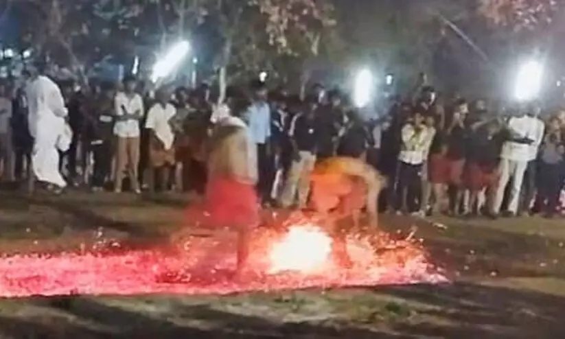 കനല്ച്ചാട്ടത്തിനിടെ 10 വയസ്സുകാരന് തീക്കൂനയിൽ വീണ സംഭവത്തിൽ കേസെടുത്തു കനല്ച്ചാട്ടത്തിനിടെ 10 വയസ്സുകാരന് തീക്കൂനയിൽ വീണ സംഭവത്തിൽ കേസെടുത്തു