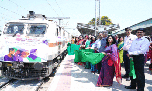 വ​നി​ത​ദി​ന​ത്തി​ൽ വ​നി​ത ജീ​വ​ന​ക്കാ​രു​മാ​യി രാ​ജ്യ​റാ​ണി എ​ക്സ്പ്ര​സ്