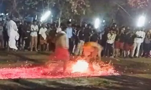 കനല്ച്ചാട്ടത്തിനിടെ 10 വയസ്സുകാരന് തീക്കൂനയിൽ വീണ സംഭവത്തിൽ കേസെടുത്തു കനല്ച്ചാട്ടത്തിനിടെ 10 വയസ്സുകാരന് തീക്കൂനയിൽ വീണ സംഭവത്തിൽ കേസെടുത്തു