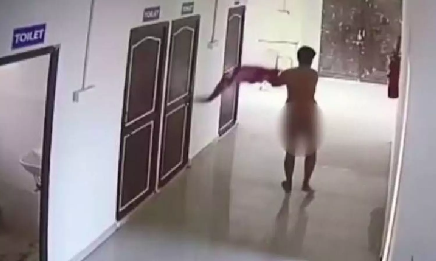 മദ്യലഹരിയിൽ ആശുപത്രിക്കുള്ളിൽ നഗ്നനായി നടന്ന് ഡോക്ടർ; സി.സി.ടി.വി ദൃശ്യങ്ങൾ പുറത്ത്