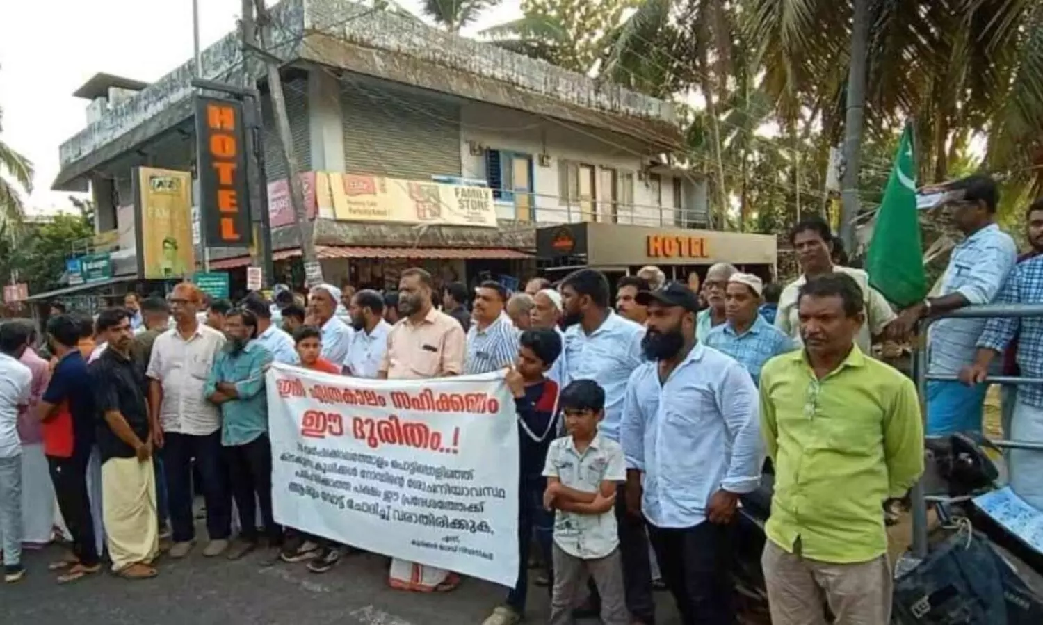 റോഡ് നന്നാക്കാതെ വോട്ട് തേടി വരേണ്ടന്ന് പ്രദേശവാസികൾ റോഡ് ഷോ മാർച്ച് നടത്തി