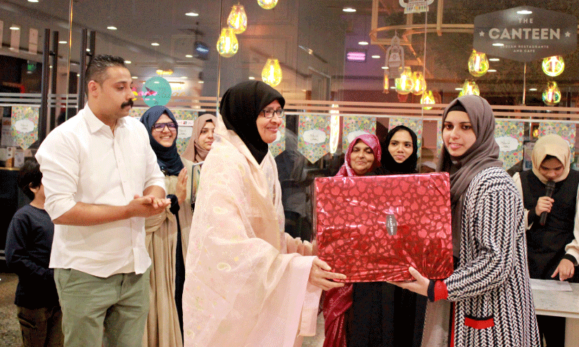 canteen restaurant snacks queen Cooking competition winner Shabeeba suwar recieving prize canteen restaurant snacks queen Cooking competition winner Shabeeba suwar recieving prize