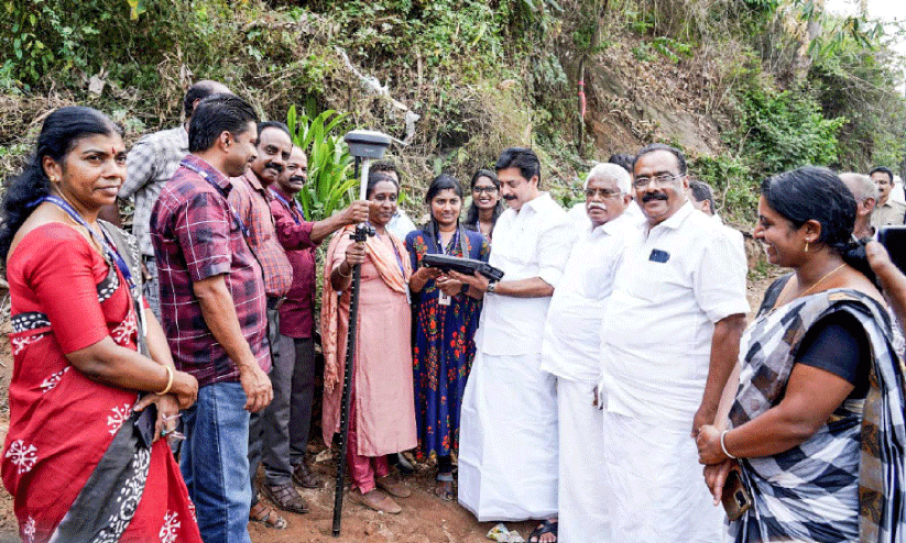 ഇടുക്കി മിനി ഫുഡ് പാര്ക്ക്; മന്ത്രി റോഷി അഗസ്റ്റിന് സ്ഥലം സന്ദര്ശിച്ചു ഇടുക്കി മിനി ഫുഡ് പാര്ക്ക്; മന്ത്രി റോഷി അഗസ്റ്റിന് സ്ഥലം സന്ദര്ശിച്ചു