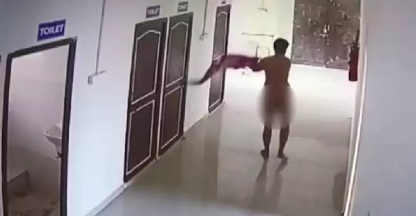മദ്യലഹരിയിൽ ആശുപത്രിക്കുള്ളിൽ നഗ്നനായി നടന്ന് ഡോക്ടർ; സി.സി.ടി.വി ദൃശ്യങ്ങൾ പുറത്ത്