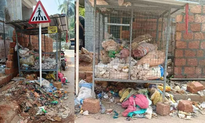 ദുരിതമായി റോഡിലേക്ക് തള്ളി നിൽക്കുന്ന ബോട്ടിൽ ബൂത്ത്