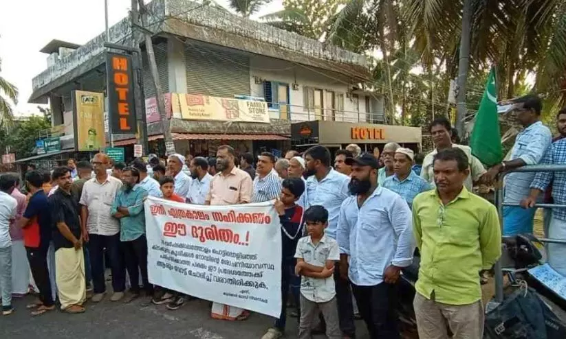 റോഡ് നന്നാക്കാതെ വോട്ട് തേടി വരേണ്ടന്ന് പ്രദേശവാസികൾ റോഡ് ഷോ മാർച്ച് നടത്തി റോഡ് നന്നാക്കാതെ വോട്ട് തേടി വരേണ്ടന്ന് പ്രദേശവാസികൾ റോഡ് ഷോ മാർച്ച് നടത്തി