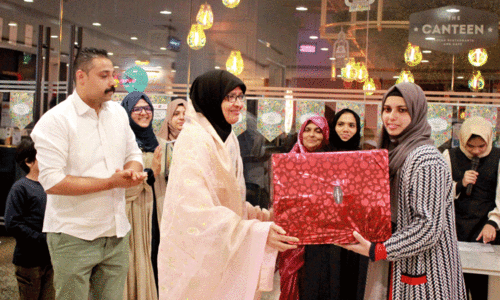 canteen restaurant snacks queen Cooking competition winner Shabeeba suwar recieving prize