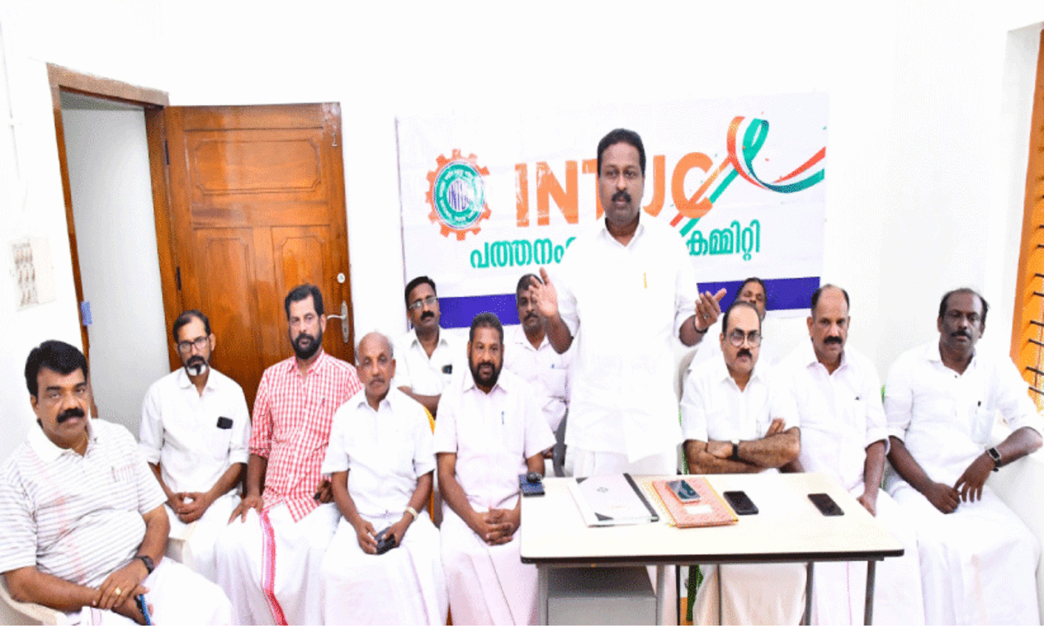 ഡ്രൈ​വി​ങ്​ ടെ​സ്റ്റ്‌ പ​രി​ഷ്​​കാ​രം പി​ൻ​വ​ലി​ക്ക​ണം -ഡ്രൈ​വി​ങ്​ സ്കൂ​ൾ ഓ​ണേ​ഴ്‌​സ് അ​സോസിയേഷൻ