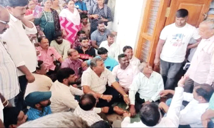 കേന്ദ്ര മന്ത്രിക്കെതിരെ ‘ഗോ ബാക്ക്’ വിളിച്ച് ബി.ജെ.പി പ്രവർത്തകർ കേന്ദ്ര മന്ത്രിക്കെതിരെ ‘ഗോ ബാക്ക്’ വിളിച്ച് ബി.ജെ.പി പ്രവർത്തകർ