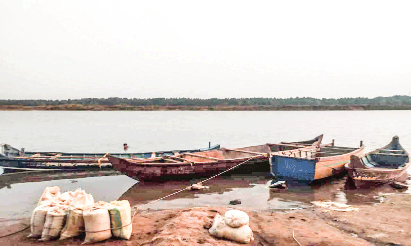 ഭാരതപ്പുഴയില്‍നിന്ന് കടത്താന്‍ ശ്രമിച്ച 2000 ചാക്ക് മണൽ പിടികൂടി