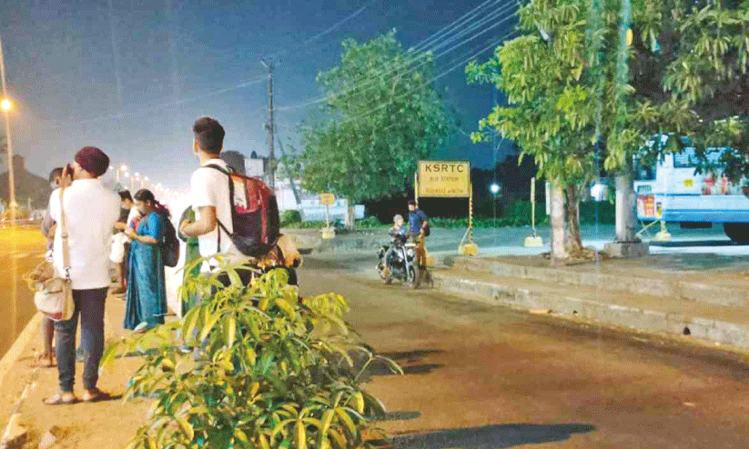 Travellers standing infront of puthukkad stand