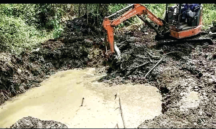വന്യജീവികൾ കാടിറങ്ങാതിരിക്കാൻ വനത്തിൽ കുളം കുഴിച്ചു വന്യജീവികൾ കാടിറങ്ങാതിരിക്കാൻ വനത്തിൽ കുളം കുഴിച്ചു