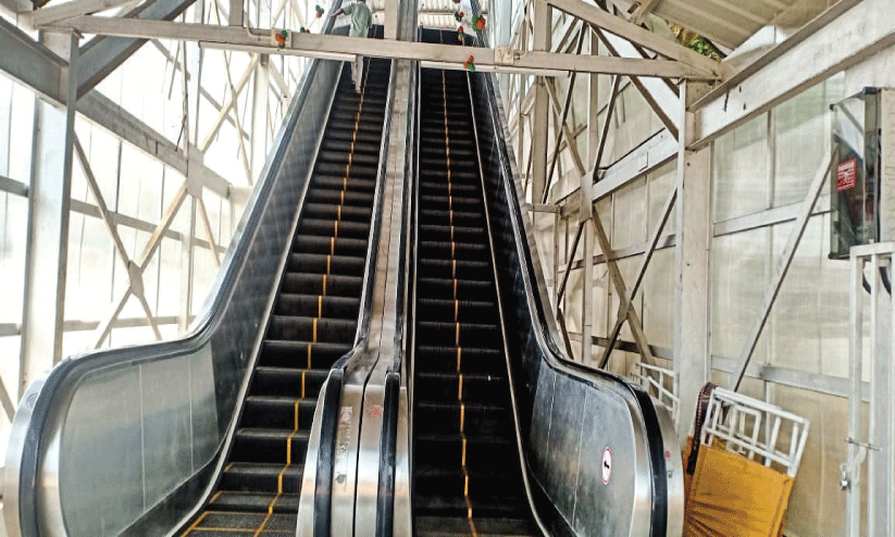 ദിവസങ്ങളുടെ ആയുസ്സ്; പാതിയിൽ കിതച്ച് നഗരത്തിലെ യന്ത്രപ്പടി ദിവസങ്ങളുടെ ആയുസ്സ്; പാതിയിൽ കിതച്ച് നഗരത്തിലെ യന്ത്രപ്പടി