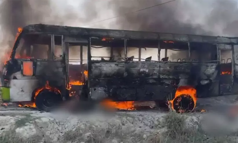 വൈദ്യുതി കമ്പിയിൽ തട്ടി ബസിന് തീപിടിച്ച് അഞ്ച് മരണം; അപകടത്തിൽ പെട്ടത് വിവാഹ സംഘം സഞ്ചരിച്ച ബസ് വൈദ്യുതി കമ്പിയിൽ തട്ടി ബസിന് തീപിടിച്ച് അഞ്ച് മരണം; അപകടത്തിൽ പെട്ടത് വിവാഹ സംഘം സഞ്ചരിച്ച ബസ്