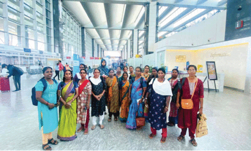 വാ​നോ​ളം ഉ​യ​ർ​ന്ന സ്വ​പ്ന​ങ്ങ​ളി​ൽ അ​വ​ർ പ​റ​ന്നി​റ​ങ്ങി...