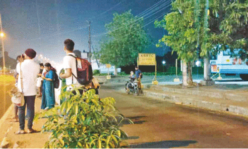 Travellers standing infront of puthukkad stand