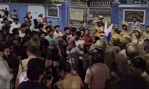 പൗരത്വ നിയമത്തിനെതി​രെ വ്യാപക പ്രതിഷേധം: കോഴിക്കോട്ട് ലാത്തി വീശി, ട്രെയിൻ തടഞ്ഞു