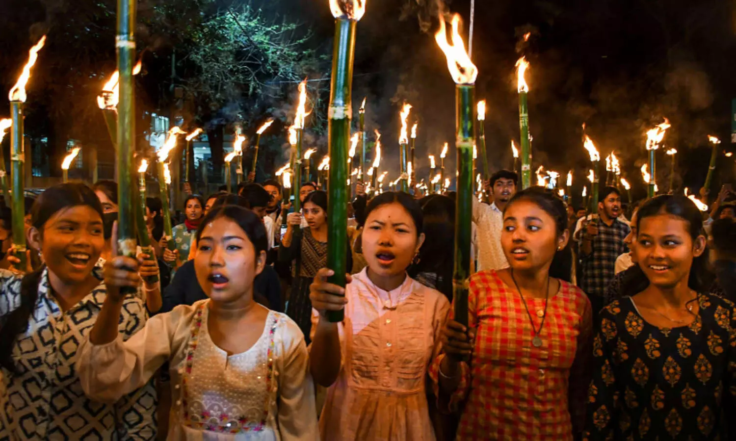 പൗരത്വ ഭേദഗതി നിയമം: അസമിൽ വ്യാപക പ്രക്ഷോഭം, മോദിയുടെയും അമിത് ഷായുടെയും കോലം കത്തിച്ചു