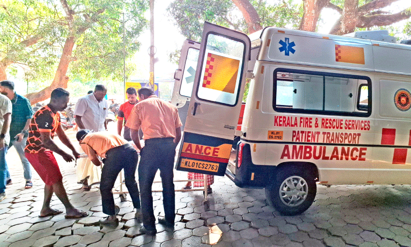 injured people  taken out of the ambulance and taken to the hospital