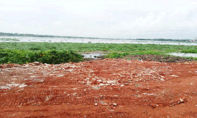 അരൂർ വ്യവസായ കേന്ദ്രത്തിനരികിൽ കായൽ ​ൈക​​​യേറ്റം തുടരുന്നു