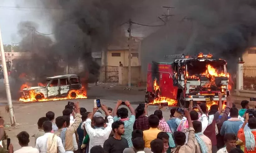 മുളക് വിലയിടിഞ്ഞു; കർഷകർ അക്രമാസക്തരായി, വാഹനങ്ങൾ കത്തിച്ചു, ഓഫിസ് തകർത്തു