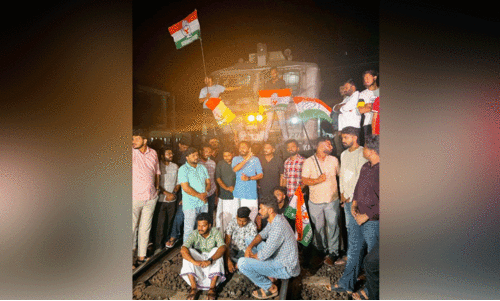 youth congress stopping trains at kozhikode railway station youth congress stopping trains at kozhikode railway station