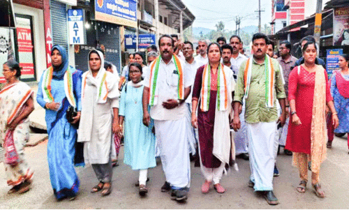 പോത്തുകല്ലിൽ മ​ഞ്ഞ​പ്പി​ത്തം; സ​മ​രം ന​ട​ത്തി​യ ജ​ന​പ്ര​തി​നി​ധി​ക​ളെ അ​റ​സ്റ്റ് ചെ​യ്തു​നീ​ക്കി