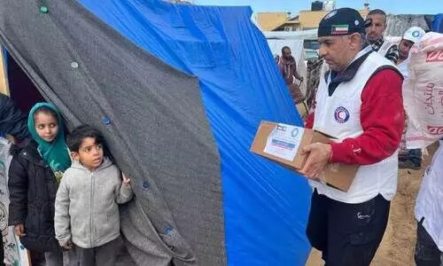 ഭ​ക്ഷ​ണം വി​ത​ര​ണം ചെ​യ്യു​ന്നു