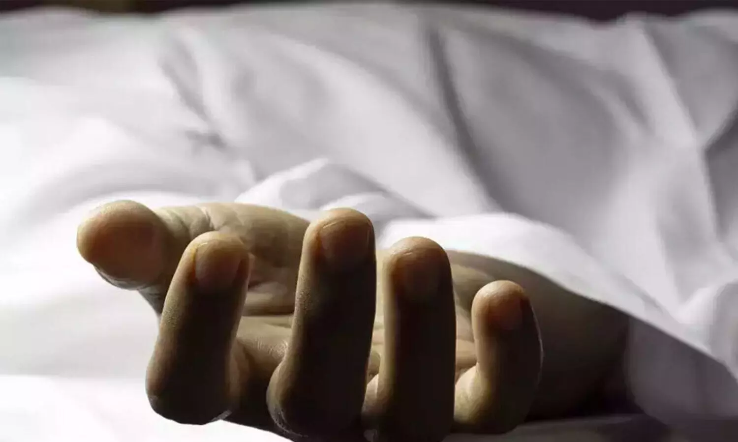 ബംഗളൂരുവിലെ ഫ്ലാറ്റിൽ യുവതിയുടെ നഗ്ന മൃതദേഹം പുഴുവരിക്കുന്ന നിലയില്‍; സമീപം സിറിഞ്ചും മയക്കുമരുന്നും