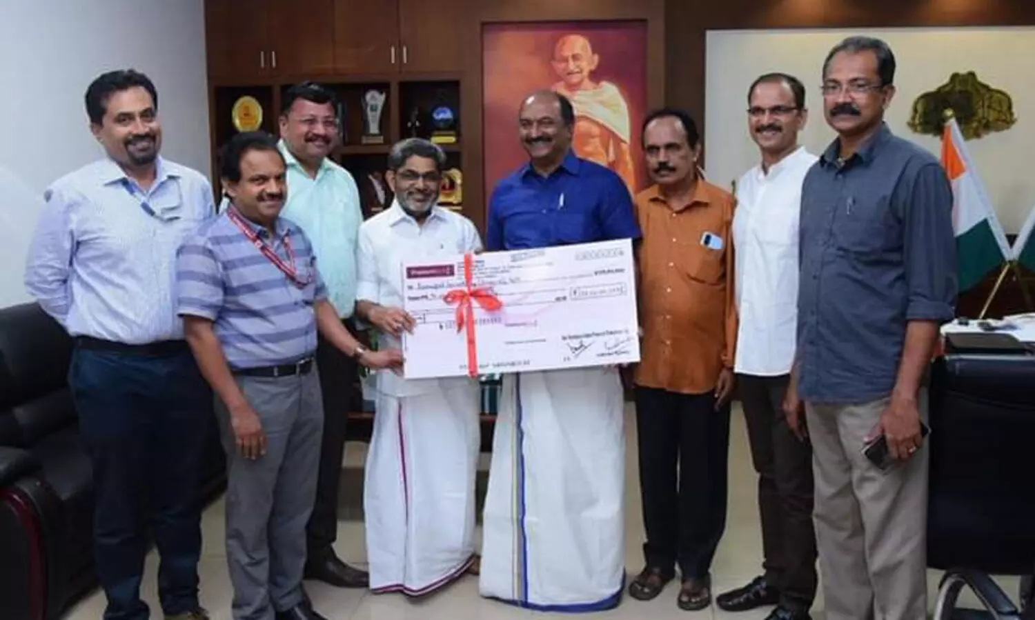 കെ.എസ്.എഫ്.ഇയുടെ ഡിവിഡന്റായ 35 കോടി രൂപയുടെ ചെക്ക് മന്ത്രി  ഏറ്റുവാങ്ങി