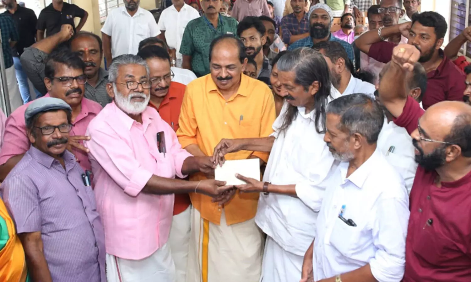 കെട്ടിവെക്കാനുള്ള തുക പന്ന്യന് വഴിയോര കച്ചവട തൊഴിലാളികൾ നൽകി