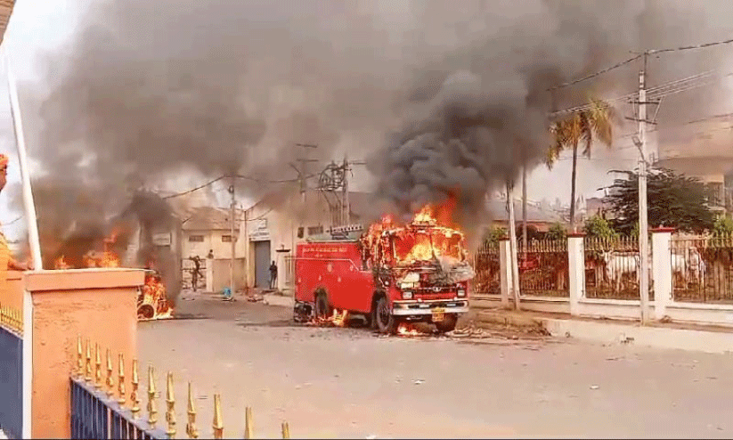 ബ്യാദഗി മുളകിന് വിലയിടിഞ്ഞു; കർഷകർ വാഹനങ്ങൾക്ക് തീവെച്ചു ബ്യാദഗി മുളകിന് വിലയിടിഞ്ഞു; കർഷകർ വാഹനങ്ങൾക്ക് തീവെച്ചു