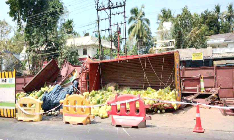 അരൂർ-തുറവൂർ ദേശീയപാതയിൽ 18ാമത്തെ അപകട മരണം അരൂർ-തുറവൂർ ദേശീയപാതയിൽ 18ാമത്തെ അപകട മരണം