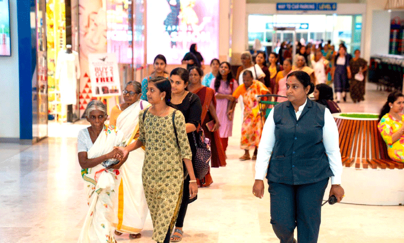 mothers from mudavanmukhal ashraya visits lulu mall