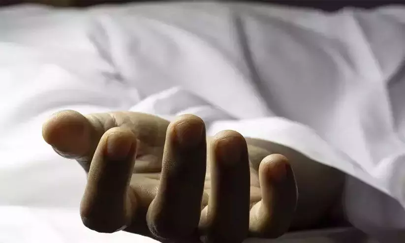 ബംഗളൂരുവിലെ ഫ്ലാറ്റിൽ യുവതിയുടെ നഗ്ന മൃതദേഹം പുഴുവരിക്കുന്ന നിലയില്; സമീപം സിറിഞ്ചും മയക്കുമരുന്നും ബംഗളൂരുവിലെ ഫ്ലാറ്റിൽ യുവതിയുടെ നഗ്ന മൃതദേഹം പുഴുവരിക്കുന്ന നിലയില്; സമീപം സിറിഞ്ചും മയക്കുമരുന്നും