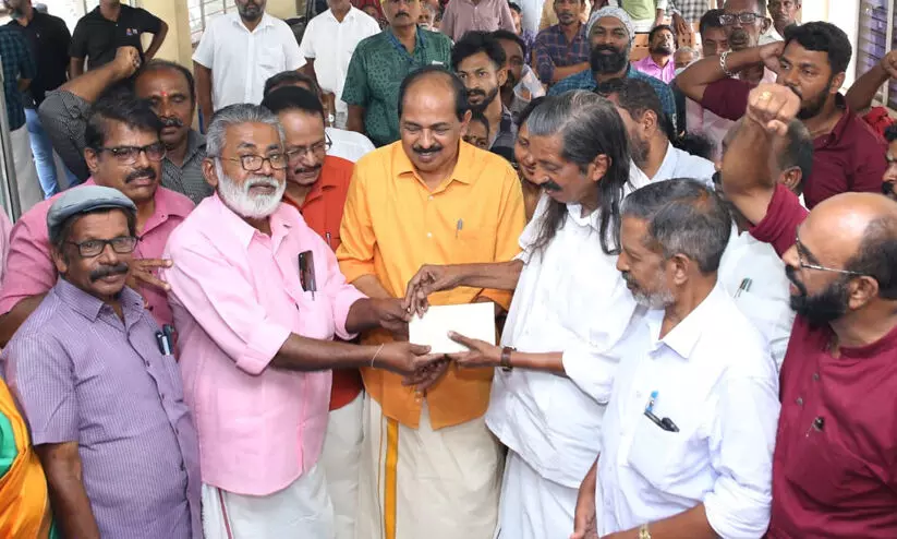 കെട്ടിവെക്കാനുള്ള തുക പന്ന്യന് വഴിയോര കച്ചവട തൊഴിലാളികൾ നൽകി കെട്ടിവെക്കാനുള്ള തുക പന്ന്യന് വഴിയോര കച്ചവട തൊഴിലാളികൾ നൽകി