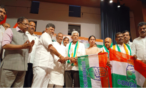 കർണാടകയിൽ ബി.ജെ.പിയിൽനിന്ന് കോൺഗ്രസിലേക്ക് ഒഴുക്ക്