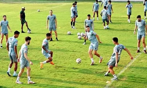 മോഹമഞ്ഞ; കൊച്ചിയിലെ സൂപ്പർ പോരിൽ ​കേരള ബ്ലാസ്റ്റേഴ്സ് ഇന്ന് മോഹൻ ബഗാനെതിരെ