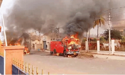 ബ്യാദഗി മുളകിന് വിലയിടിഞ്ഞു; കർഷകർ വാഹനങ്ങൾക്ക് തീവെച്ചു ബ്യാദഗി മുളകിന് വിലയിടിഞ്ഞു; കർഷകർ വാഹനങ്ങൾക്ക് തീവെച്ചു