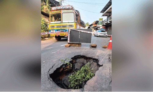 കൽപകഞ്ചേരിയിൽ കുടിവെള്ള പൈപ്പ് ലൈൻ പൊട്ടി; നടുറോഡിൽ വൻ ഗർത്തം