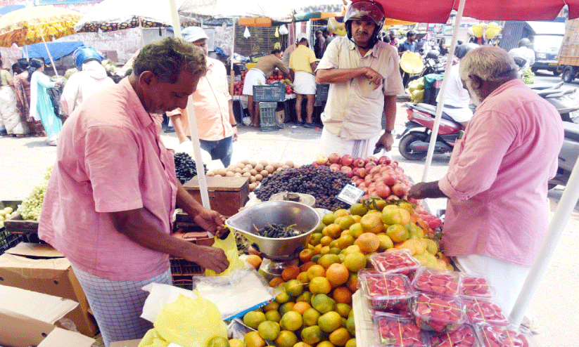 നോ​മ്പ് തു​ട​ങ്ങി​യ​തോ​ടെ ഉ​ഷാ​റാ​യി പ​ഴ​വി​പ​ണി